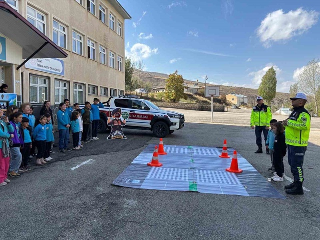 Bayburt'ta jandarma, 'Trafikte Ben de Varım' projesinde öğrencilere güvenliği anlattı