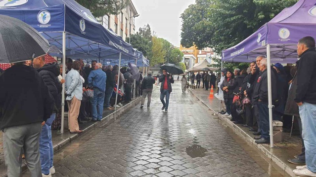 Denizli Merkezefendi'de tutuklanan Başkan Doğan'a yağışa rağmen destek verildi