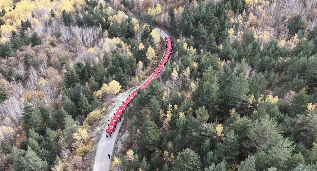 Gümüşhane'de Cumhuriyet'in 103. yılı için 300 doğasever yaklaşık 6 kilometre yürüdü