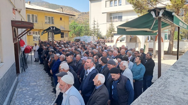 Kalp kriziyle ölen emekli özel harekat polisi Yalçın, Artvin Ardanuç'ta toprağa verildi
