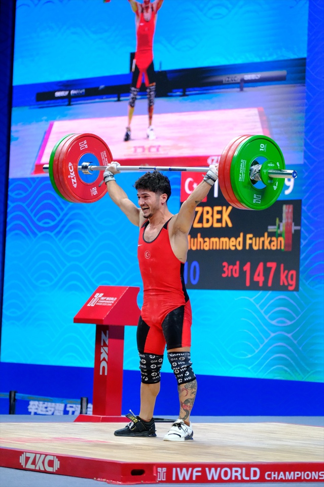 Muhammed Furkan Özbek, Ningbo'da 330 kiloyla toplamda gümüş, silkmede bronz kazandı