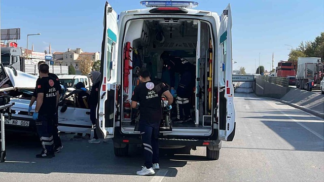 Konya Karatay'da kontrolden çıkan Tofaş refüje çarptı, 4 kişi yaralandı