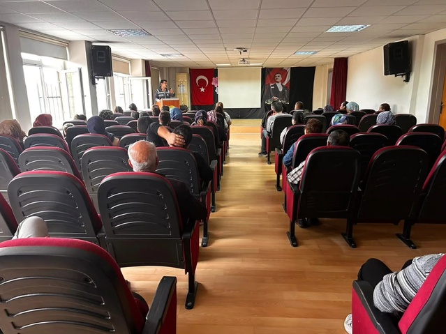 Aydın Karpuzlu'da polis, veli ve okul personeline güvenlik bilgilendirmesi yaptı