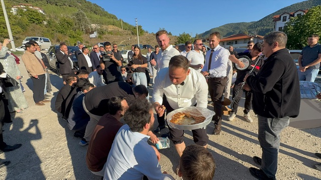 Sakarya Taraklı'da düğün öncesi damat çıplak ayakla yürüdü, halayda baklava yedirdi