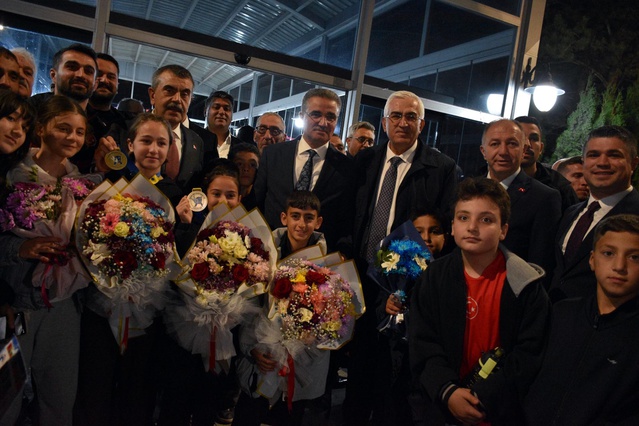 Balkan şampiyonu iki judocu Erzurum'da Bakan Tekin'in katıldığı törenle karşılandı
