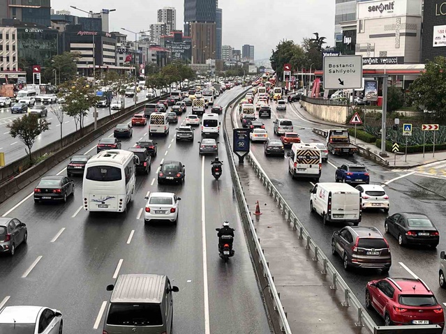 Sağanak İstanbul trafiğini vurdu, Avrupa Yakası'nda yoğunluk yüzde 89'u buldu
