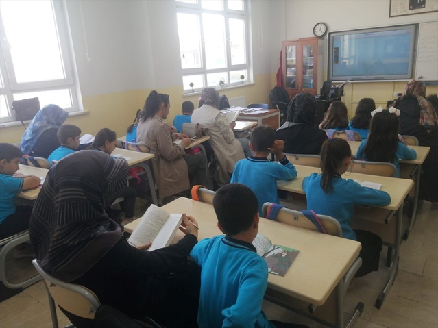Ulaş'ta ilkokul 3/B öğrencileri, velileriyle sınıfta kitap okudu