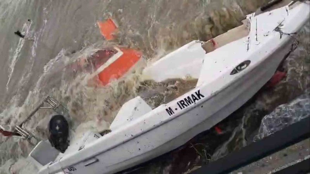 Bursa Gemlik'te lodosta batan tekneler vinçle kıyıya çıkarılmaya başlandı