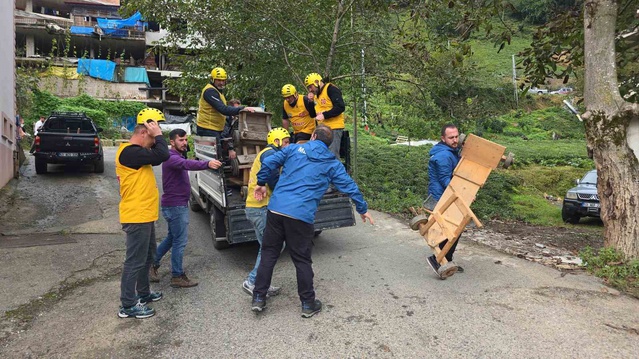 Rize Çamlıhemşin'de 16. Laz Ralli'de 44 yarışmacı tahta arabalarla mücadele etti