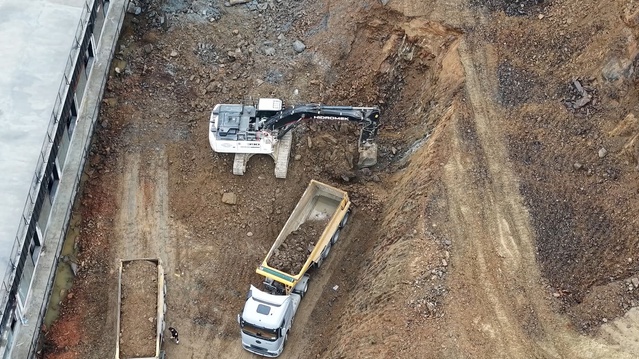 Kağıthane Cendere Vadisi'nde toprak kayması sonrası belediye ekipleri toprak taşıyor