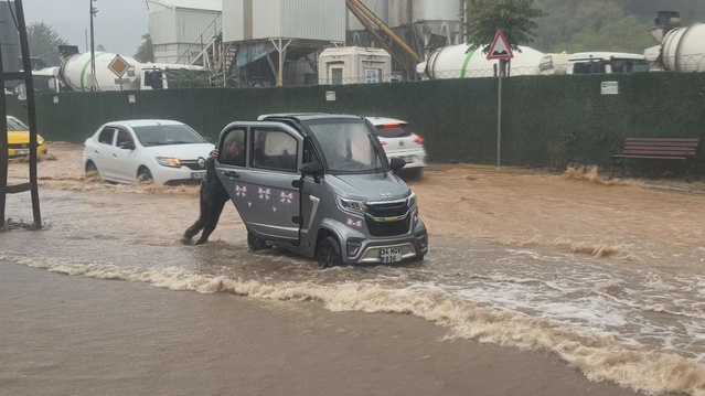 Beykoz'da sağanak yolları su altında bıraktı, sürücüler araçlarını iterek ilerledi