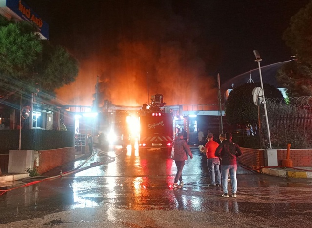 Manisa Yunusemre'de akü fabrikasında çıkan yangına itfaiye müdahale ediyor