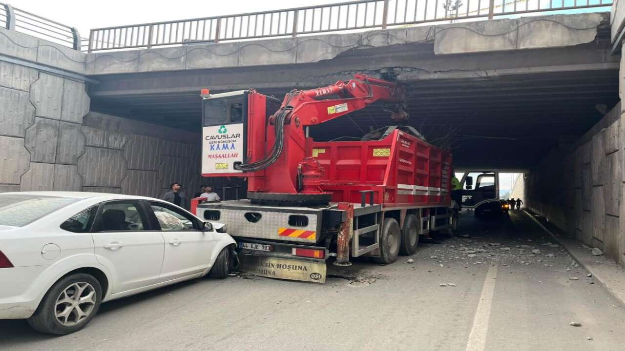 Malatya’da vincin köprüye çarptığı kazada 4 kişi yaralandı