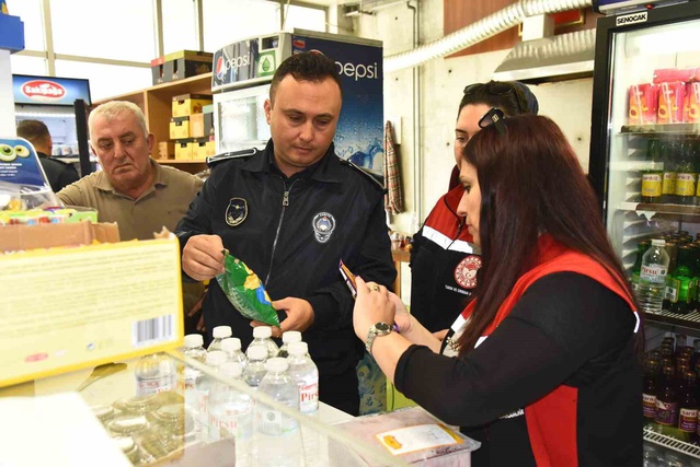 Menemen zabıtası okul kantinlerini denetledi, az sayıda eksik için tutanak tuttu