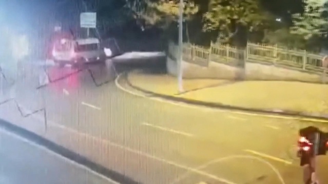 Taksim'de kazaya karışan servis şoförü darbedilip 80 bin lirası gasbedildi