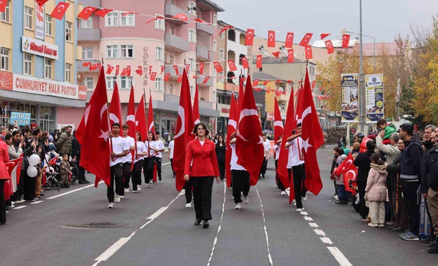 Ardahan'da Cumhuriyet'in 103'üncü yıl dönümü tören ve yürüyüşle kutlandı