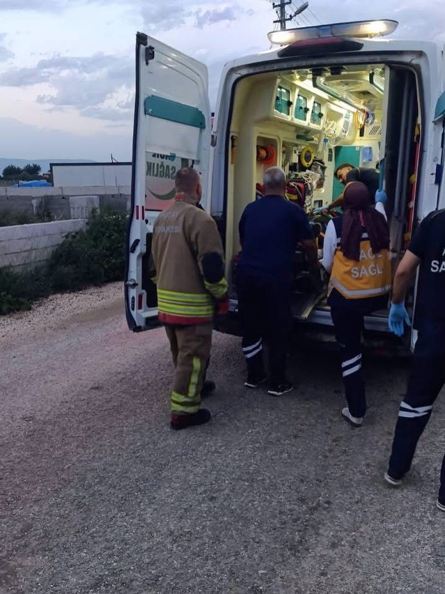 Hatay Antakya'da motosiklet sürücüsü kontrolü kaybedince devrildi, 3 kişi yaralandı