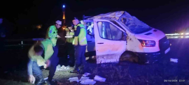 Manisa Sarıgöl'de otomobil orta refüje çarpıp takla attı, araçtaki 4 kişi yaralandı