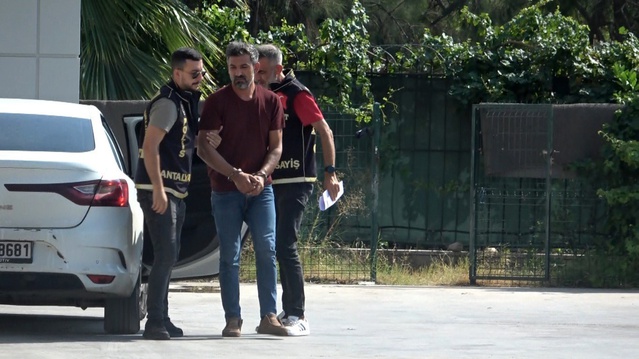 Antalya'da eski eşini eşarpla boğduğu iddia edilen sanığa iki suçtan ceza istendi