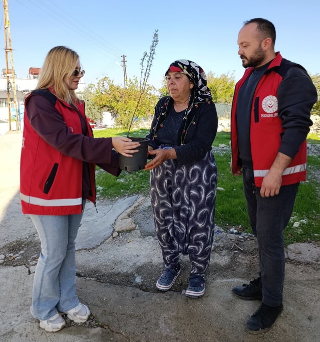 Besni'de yalnız yaşayan yaşlılara fidan dağıtılarak sosyal hayata katılım desteklendi