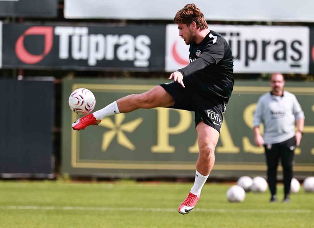 Beşiktaş, Kocaelispor hazırlığını BJK Nevzat Demir'de çift kale maçla sürdürdü