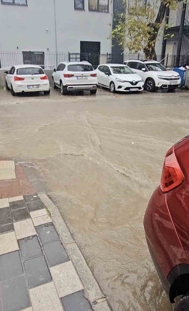 Çanakkale'de sağanak yolları göle çevirdi, kapalı pazar esnafının tezgahına su aktı