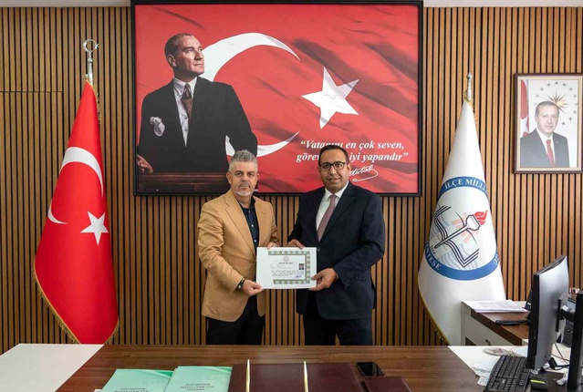 Menteşe'de okul müdürlerine, idarecilere ve personele başarı belgesi verildi.