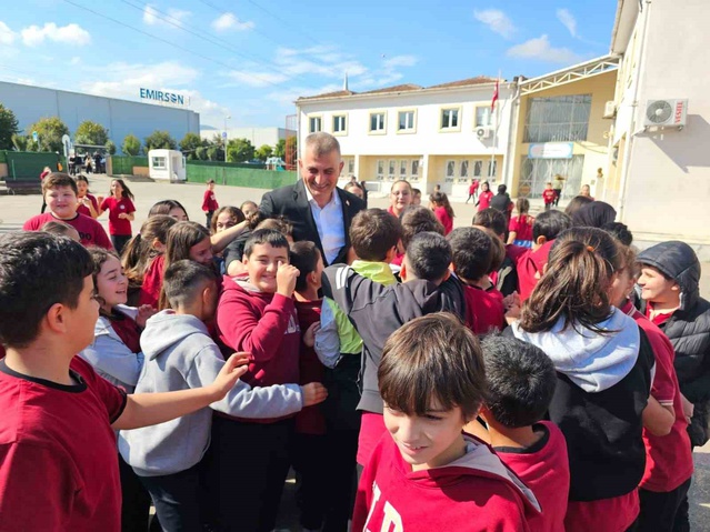 Gölcük Belediyesi, yıkım kararı verilen okula 4 derslikli prefabrik yapı kurdu