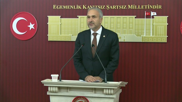 Özçağdaş, tutuklanan iki öğrenci için Bakan Tekin'e istifa çağrısı yaptı