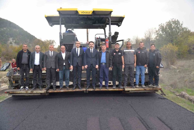 Mudurnu'da İl Özel İdaresi ekipleri 7,2 kilometrelik asfalt çalışması yürütüyor