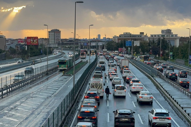 İstanbul'da akşam saatlerinde trafik yoğunluğu yüzde 81'e çıktı