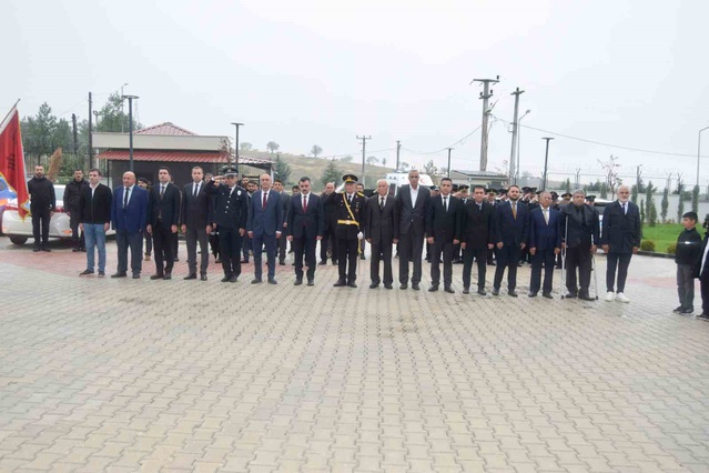 Dicle'de 29 Ekim Cumhuriyet Bayramı, 103'üncü yıl dönümünde çelenk töreniyle başladı