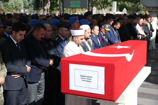 Kıbrıs gazisi Rafet Toker, Kayseri'de askerlerin omzunda son yolculuğuna uğurlandı