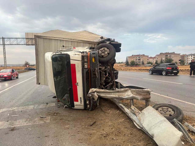 Babaeski'de kamyon devrildi: 1 yaralı