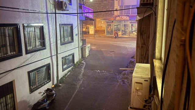 Aydın Kuşadası'nda gece sağanağı yolları göle çevirdi, belediye ekipleri çalıştı