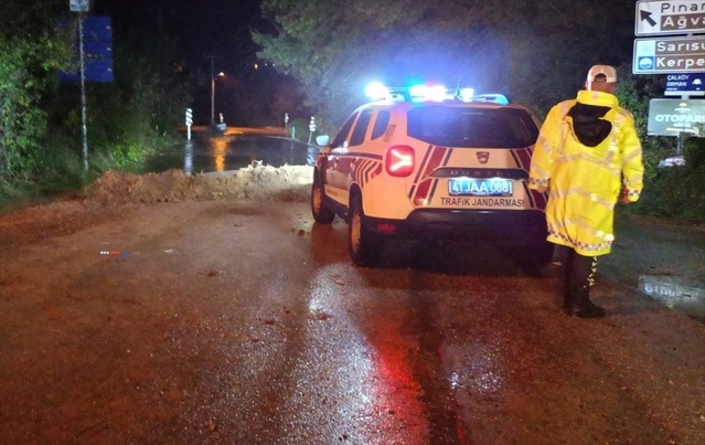 Kandıra'da mahsur kalan kişi kurtarıldı, Kocaeli ve Sakarya'da eğitime ara verildi