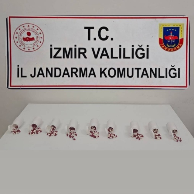 Jandarma İzmir Seferihisar'da 563 uyuşturucu hap ele geçirdi, 2 kişi tutuklandı