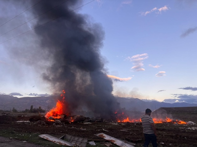 Erzincan'da hurdaların yanmasıyla çıkan yangını itfaiye kontrol altına aldı
