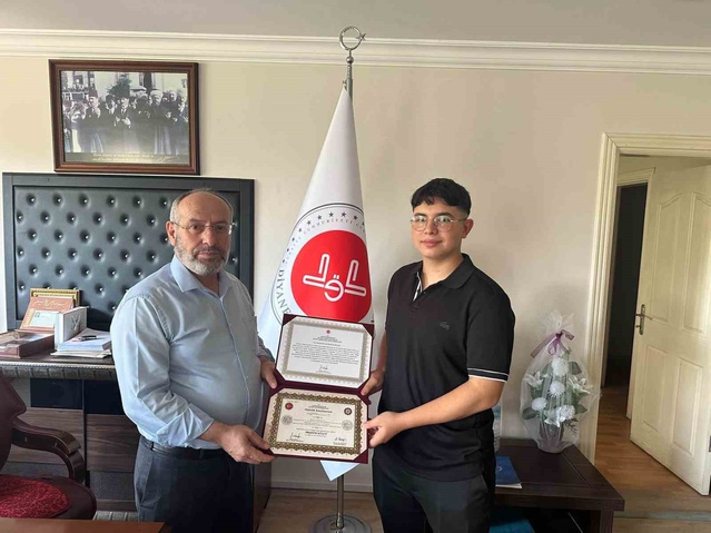 Manisa Salihli'de Diyanet sınavını geçen hafızlara belgeleri törenle takdim edildi