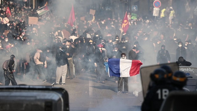 Fransa'da protestolar ikinci haftada da sürdü, yaklaşık bin kişi gözaltına alındı