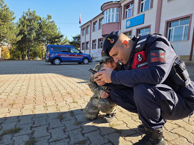 Sivas Zara'da otizmli öğrenci Alparslan Bayar jandarma üniformasıyla devriyeye çıktı