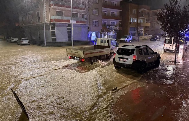 Sakarya Kaynarca'da tepelerden gelen sel suları ilçe merkezini su altında bıraktı