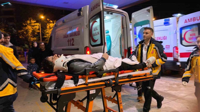 Bursa İnegöl'de otomobille çarpışan motosiklet devrildi, 2 kardeş yaralandı