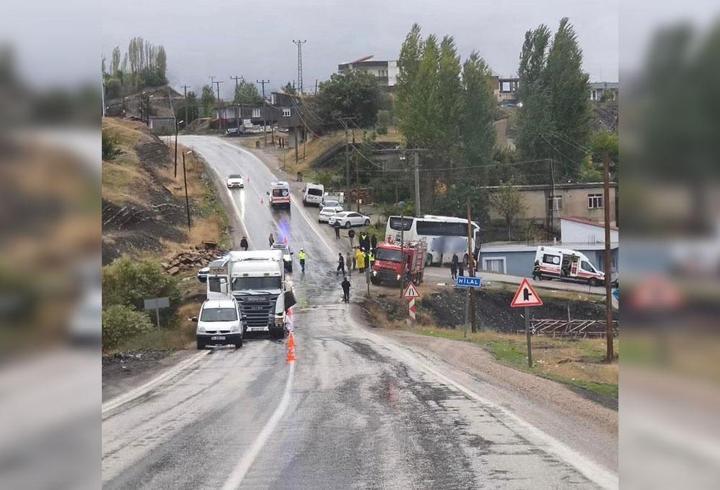 Yolcu otobüsü ile TIR çarpıştı: 1 ölü, 14 yaralı