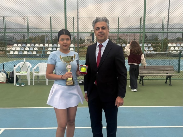 EBYÜ'nün 29 Ekim tenis turnuvasında kupaları Rektör Kuyrukluyıldız takdim etti
