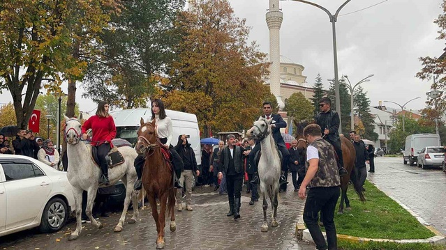 Kastamonu İhsangazi'de Cumhuriyet Bayramı sağanak altında şemsiyelerle kutlandı