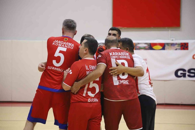 Karabük'te voleybol finalinde Jandarma-Emniyet karma takımı şampiyon oldu
