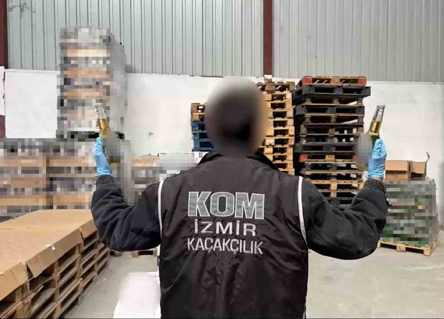 İzmir Buca'da depoya baskın yapıldı, 3 milyon 800 bin TL'lik kaçak içki ele geçirildi