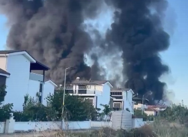 Aydın Kuşadası Davutlar'daki pazarda yangın çıktı, tüpler peş peşe patladı