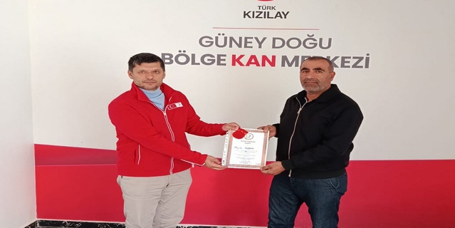 Hakkari'de 11 kez kan bağışlayan Murat İrdem, Kızılay'dan bronz madalya beratı aldı